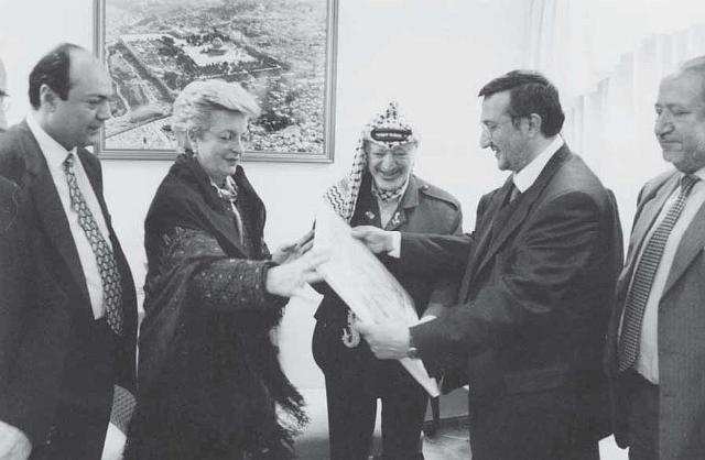 51 Ramallah (Palestina), Palazzo Mucada, Francesco Guadagnuolo consegna l'opera Peace al Presidente Yasser Arafat, con Ombretta Fumagalli Carulli e Luigi lombardi Satriani.jpg